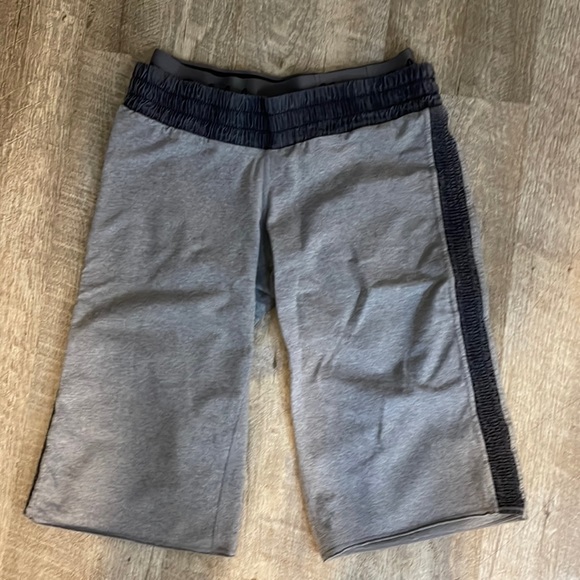 VGUC Vintage and VERY RARE Lululemon grey knee length shorts - Picture 1 of 6